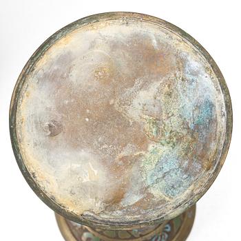 Ytterfoder med piedestal, cloisonné på mässing, Kina, omkring 1900.