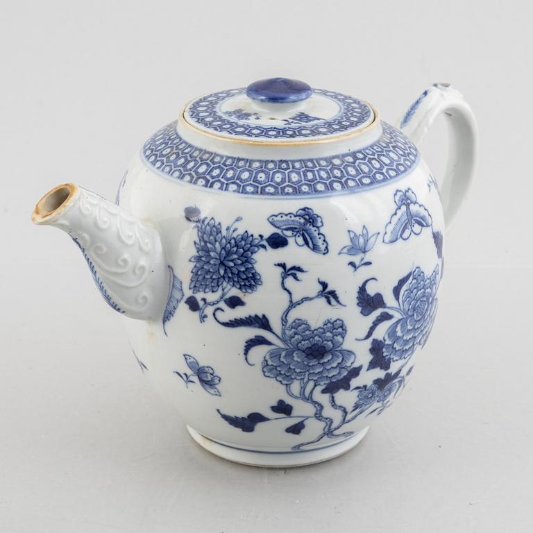 A large Chinese blue and white export porcelain punch pot, Qing dynasty, Qianlong, end of the 18th century.