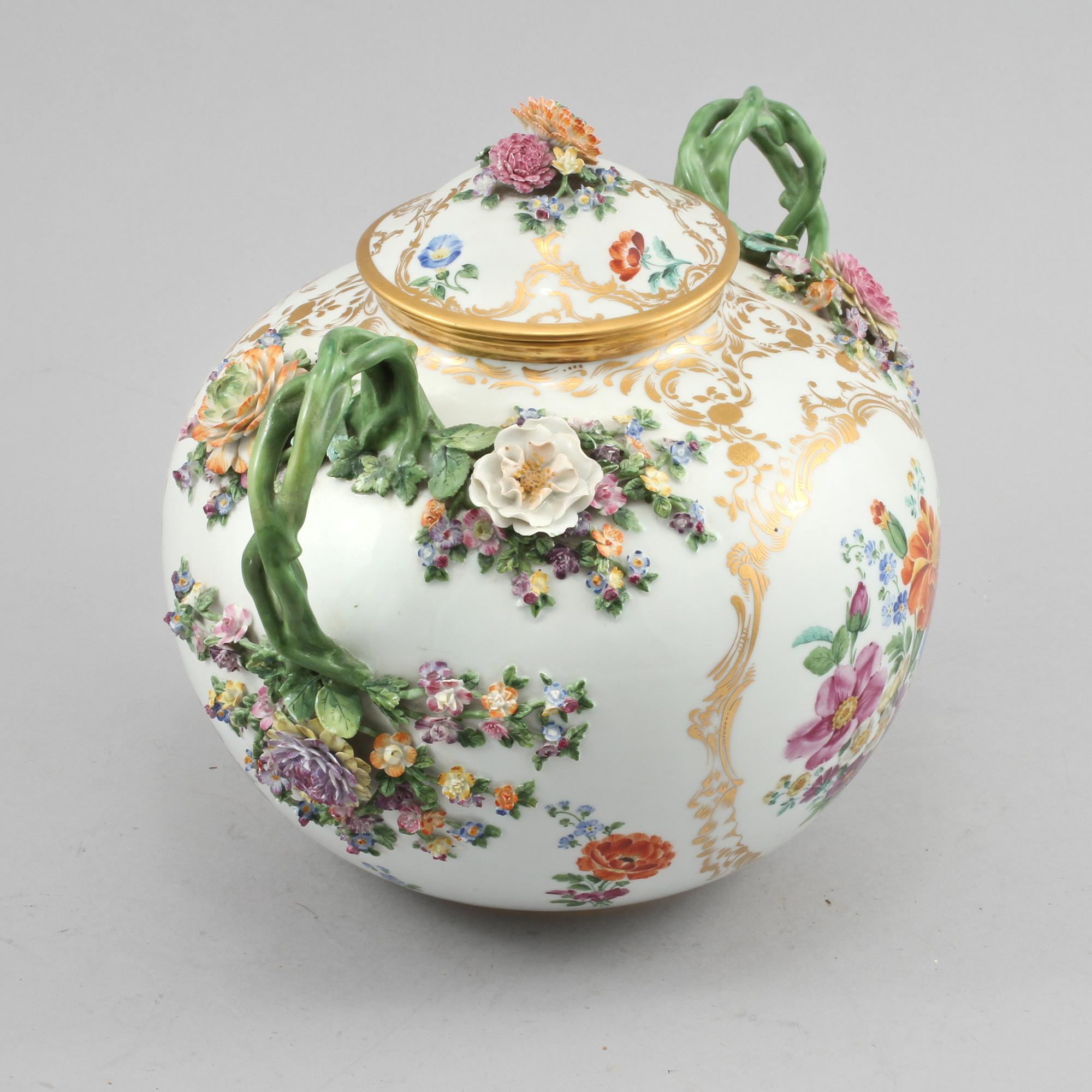 URNA MED LOCK, porslin, rokokostil, Meissen-liknande märke, 1900-tal.