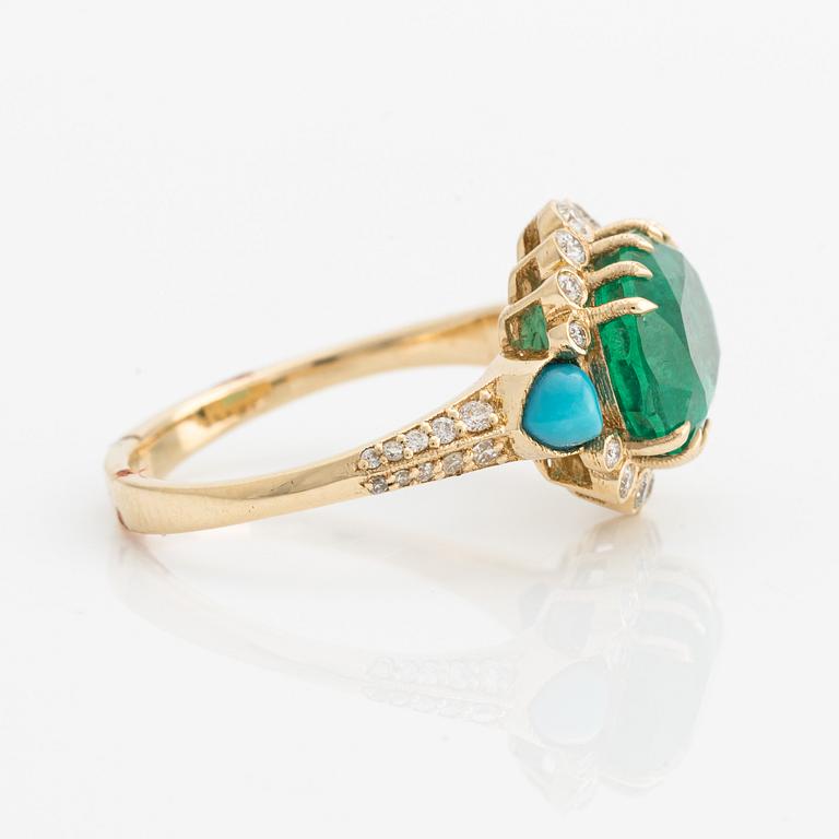 Ring med smaragd, turkoser och briljantslipade diamanter.