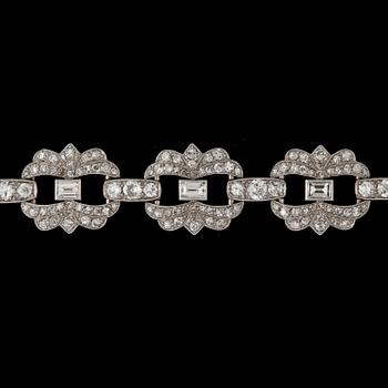1104. ARMBAND, gammal- smarad- och åttkantslipade diamanter, tot. ca 9 ct. 1930-tal.