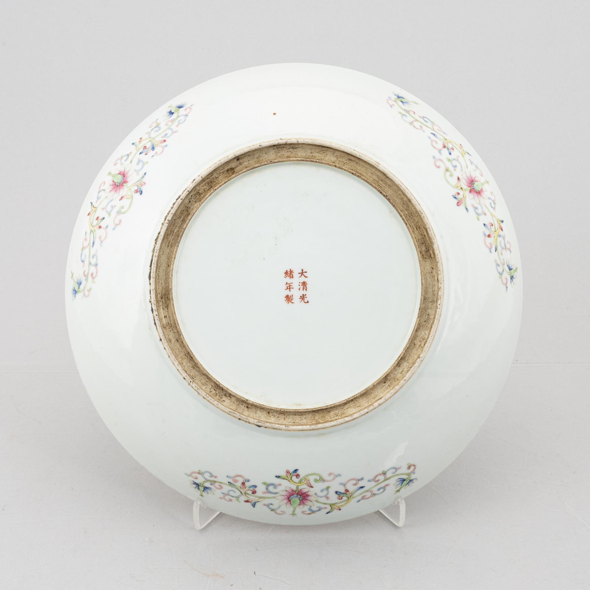 A large Chinese porcelain enamelled dish, late Qing dynsaty / Republic.