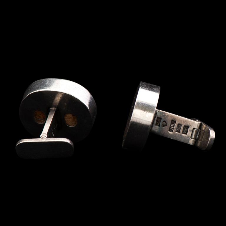 Bertel Gardberg, A PAIR OF CUFFLINKS, wood, silver. Helsinki 1958.