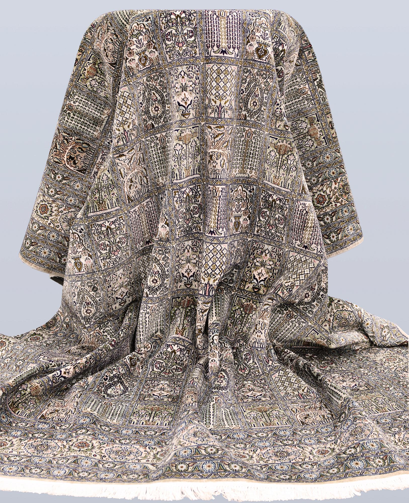 Matta, silke Kashmir, ca 370 x 272 cm.