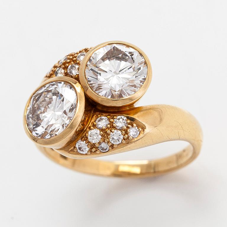 Ring, 18K guld, briljantslipade diamanter totalt ca 3.56 ct. Schweiz. Med intyg.