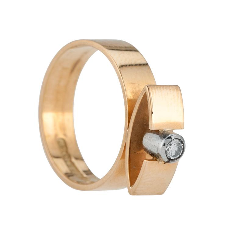 Elis Kauppi, A RING, 14K gold, diamond 0,10 ct, Kupittaan Kulta 1963. Weight 4,9 g.