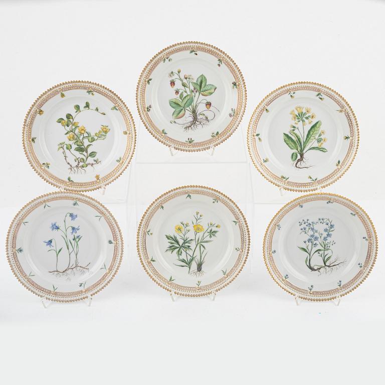 Assietter, 12 st, porslin, "Flora Danica" (Hausmålerai), Royal Copenhagen, Denmark.