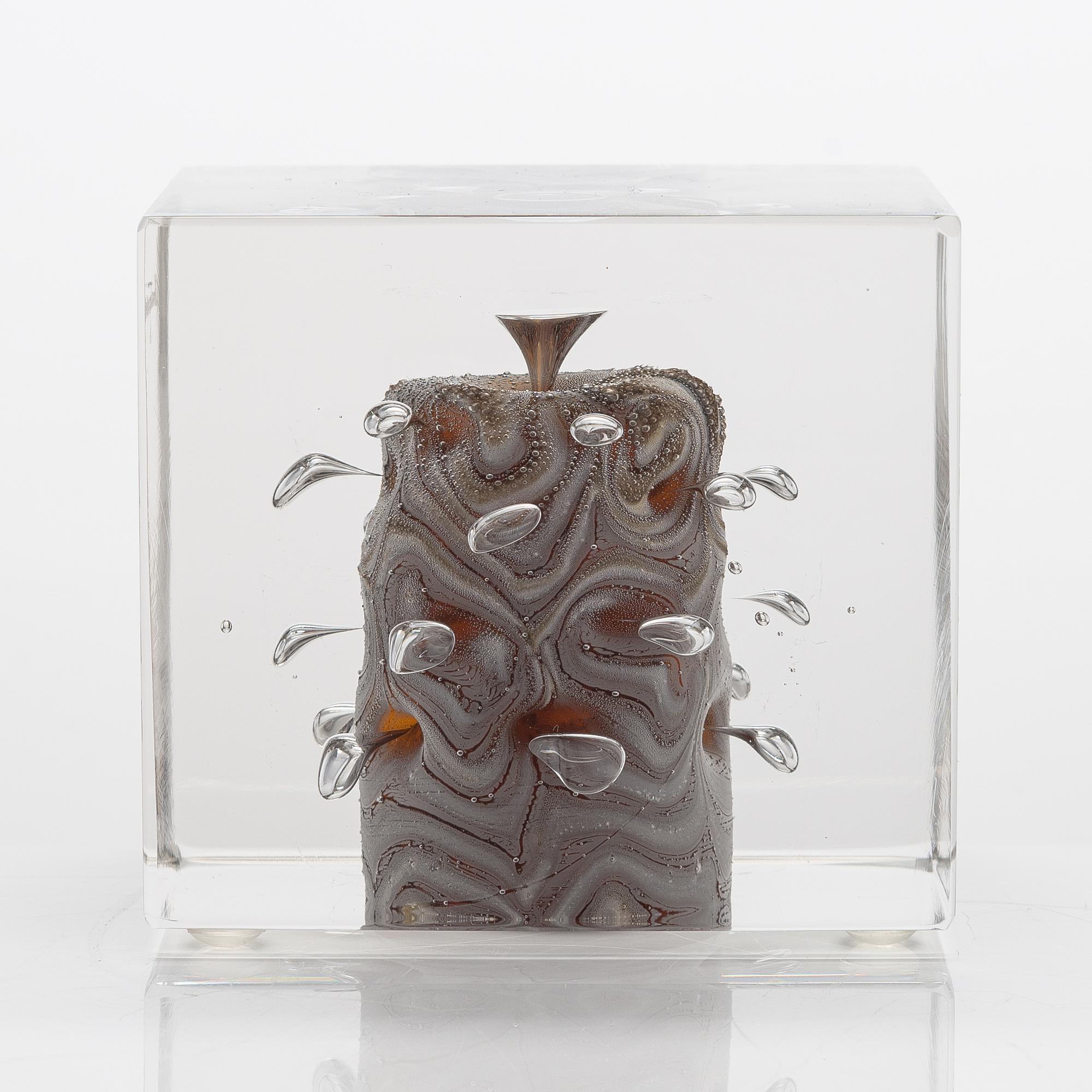 Oiva Toikka, an annual glass cube, 1979, signed Oiva Toikka, Nuutajärvi 1979, numbered 608/1000.
