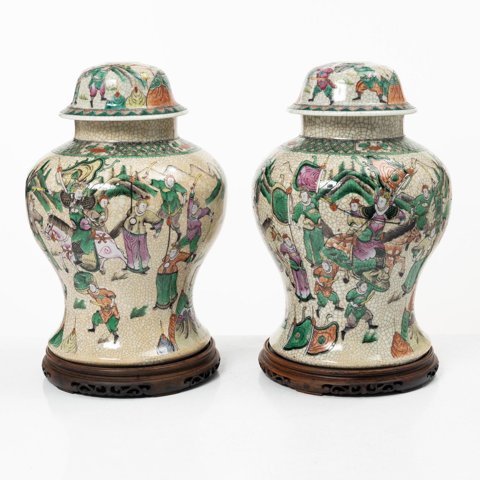 Urnor, ett par, Kina, Qingdynastis slut/omkring år 1900.