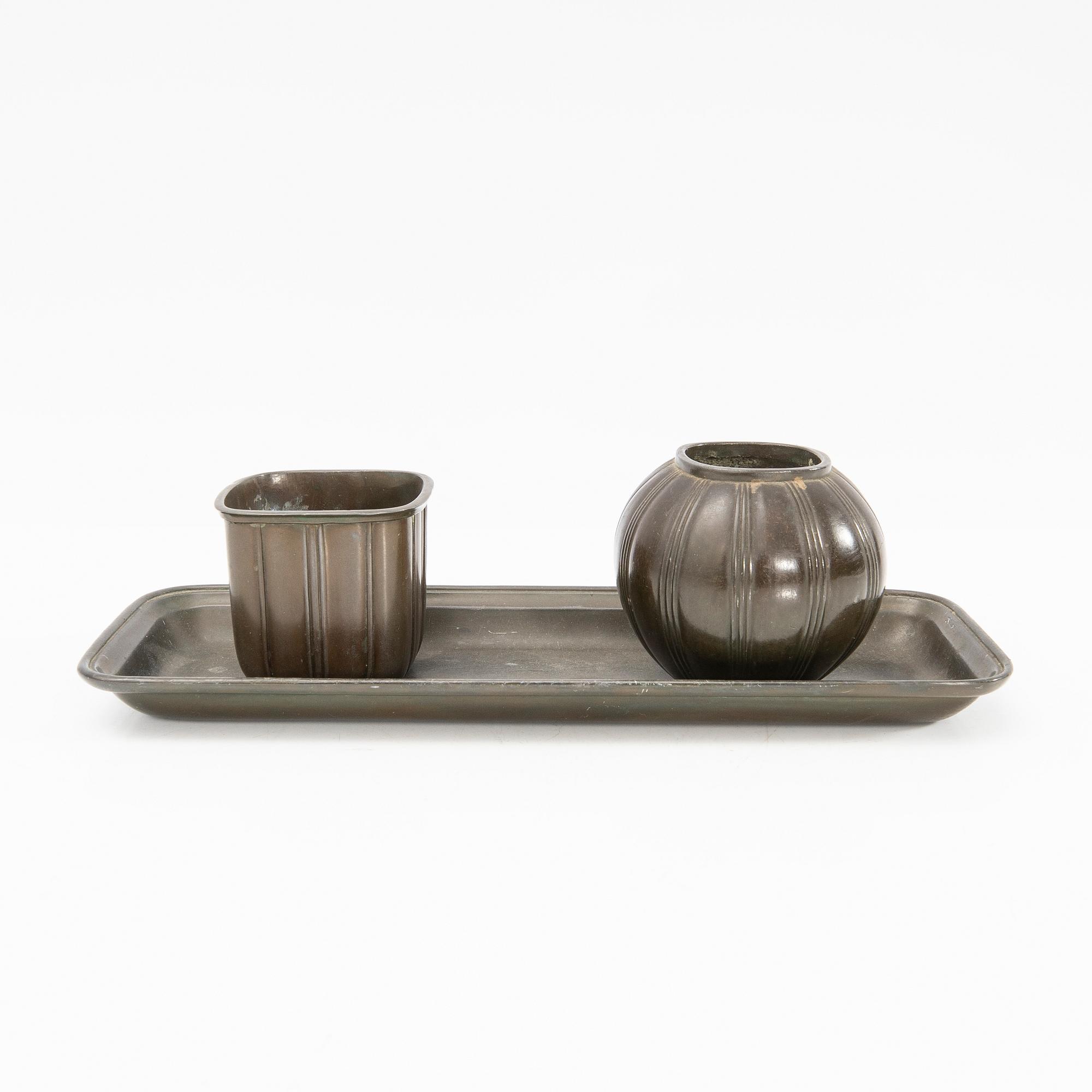 Just Andersen, vaser och bricka, 3 dlr, Danmark, 1900-talets första hälft.