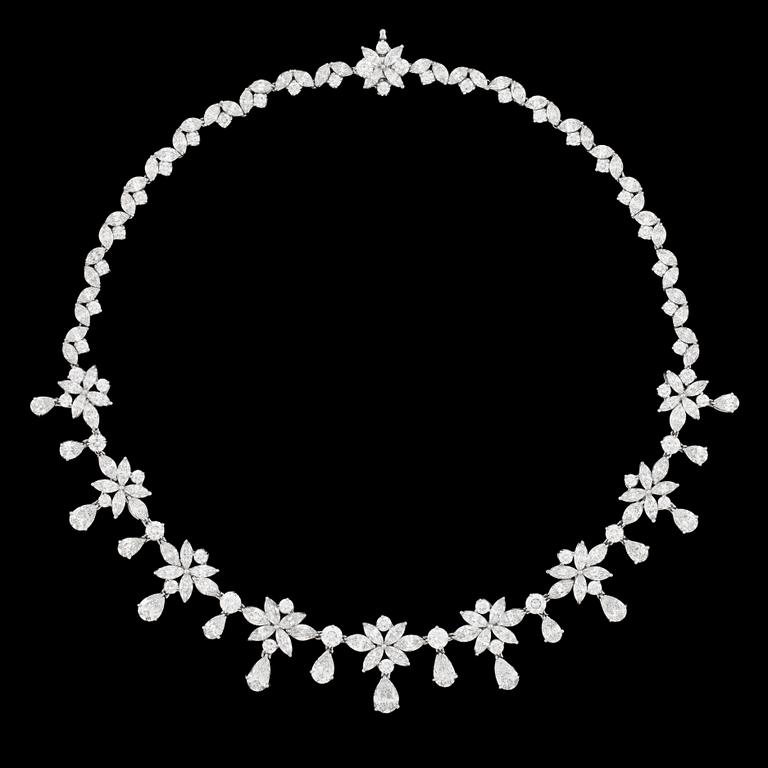 UTSÖKT DIAMANTCOLLIER, dropp- navette- och briljantslipade diamanter, tot. ca 43 ct, i smakfull komposition.