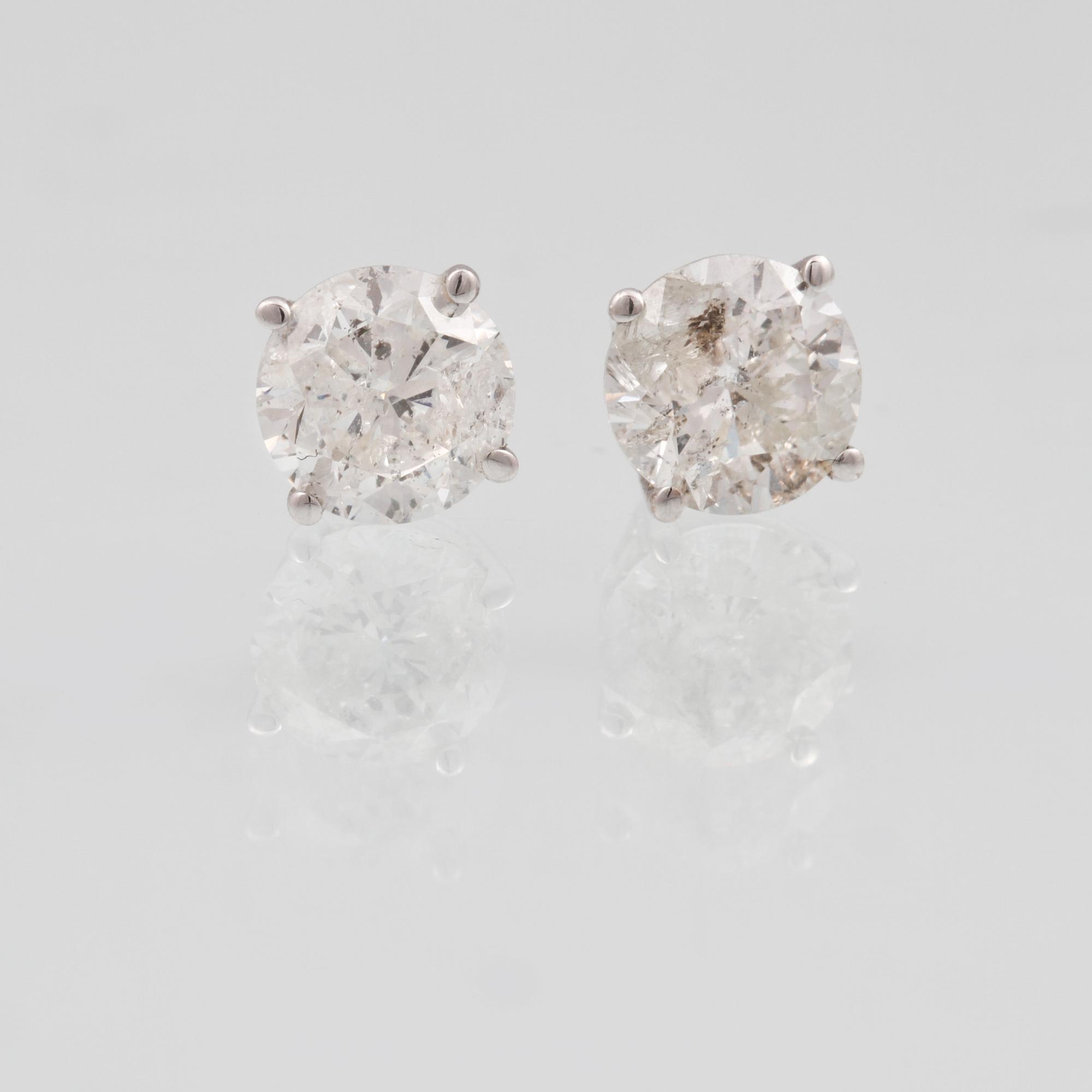 ÖRHÄNGEN, 14K vitguld med briljantslipade diamanter ca 1.50 ct. Vikt 1,3 gram.