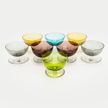 Saara Hopea, an 8-piece set of 1950s/60s dessert bowls, model 1344. Nuutajärvi Notsjö Finland.