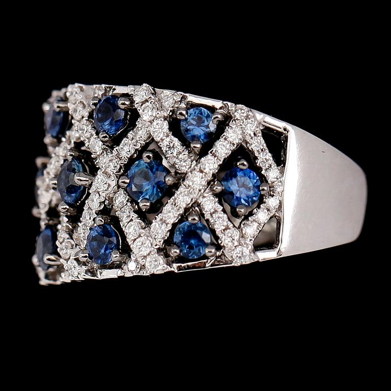 RING, 18 k vitguld, safirer tot 1.70 ct, briljantslipade diamanter tot 0.34 ct.