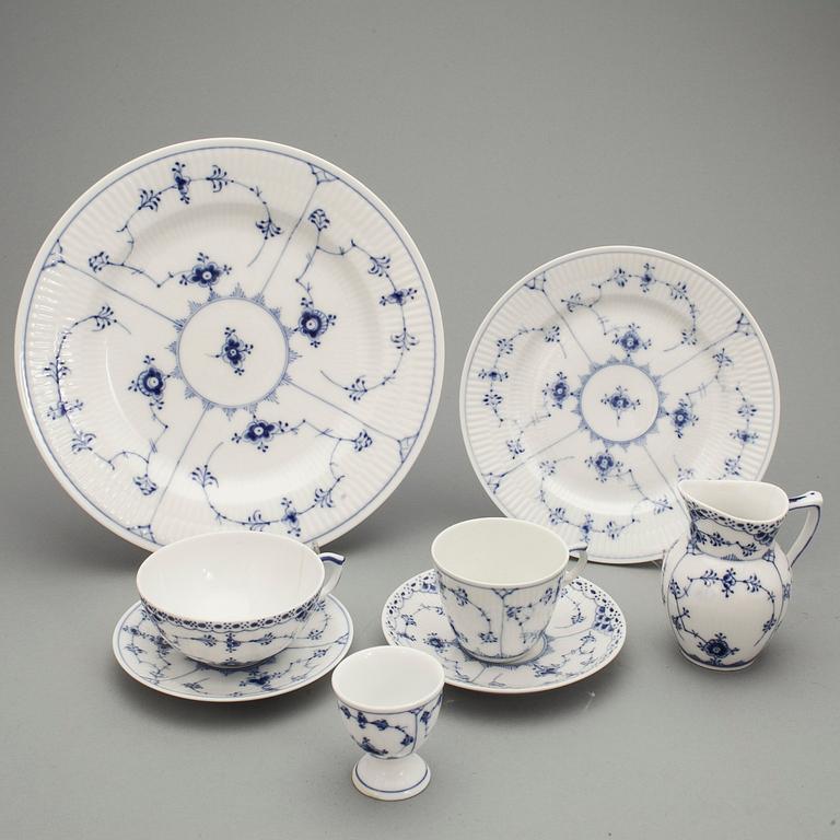 SERVISDELAR, ca 90 delar, porslin, "Musselmalet", Royal Copenhagen.