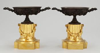 711. PRYDNADSURNOR, ett par. Louis XVI-stil, 1800-talets slut.