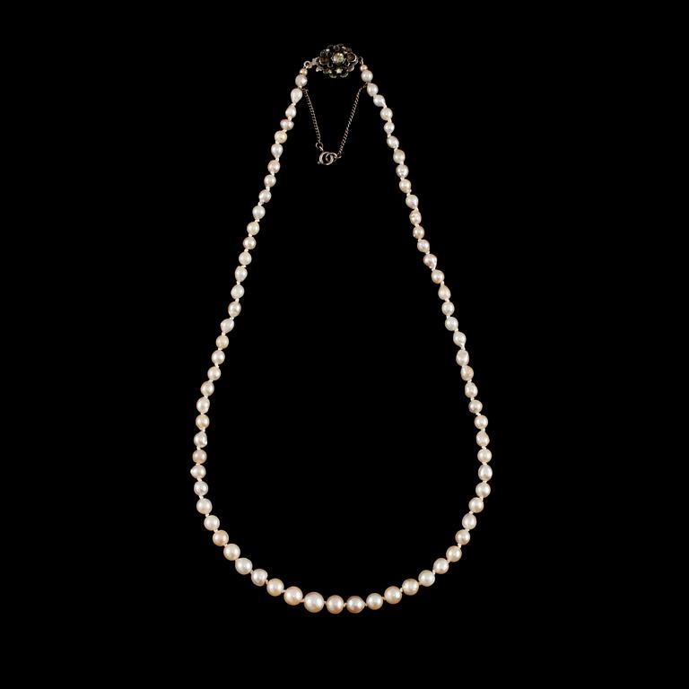 COLLIER, odlade pärlor, lås i silver med pastestenar.