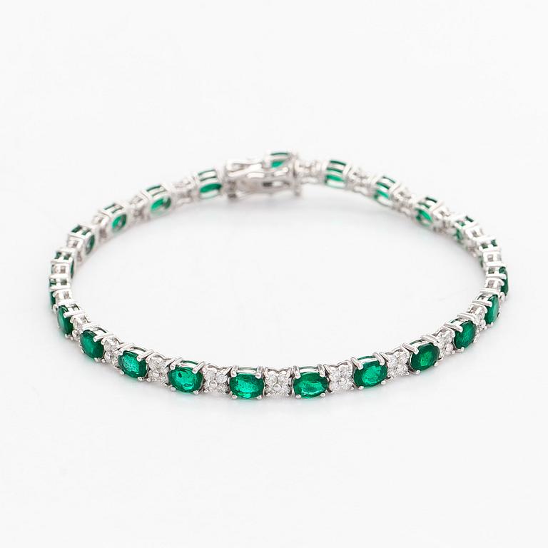 Rannekoru, 18K valkokultaa, smaragdeja ja timantteja.