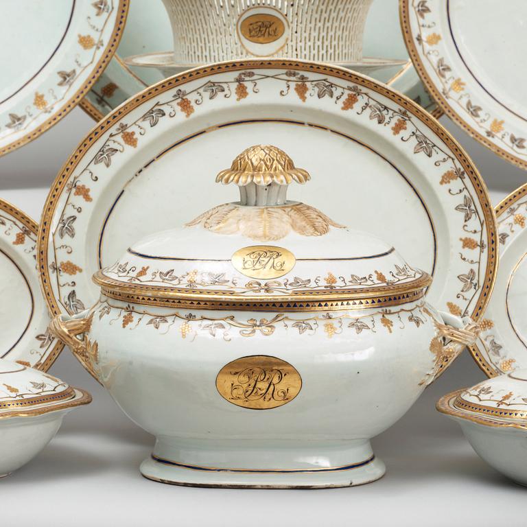 An enamelled and gold dinner service 65 pieces, Qing dynasty, Jiaqing (1796-1820).