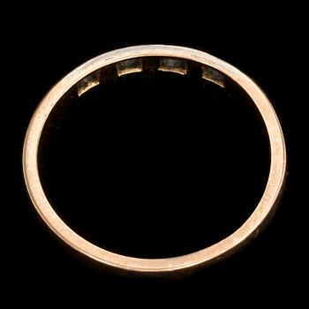 RING, 18k guld med 4 briljantslipade diamanter, tot ca 0,20 ct. Vikt 3 g.