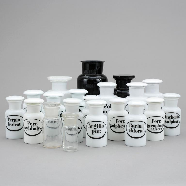 FLASKOR, 20 st, för laboratorium, 1900-talets första hälft. Glas.