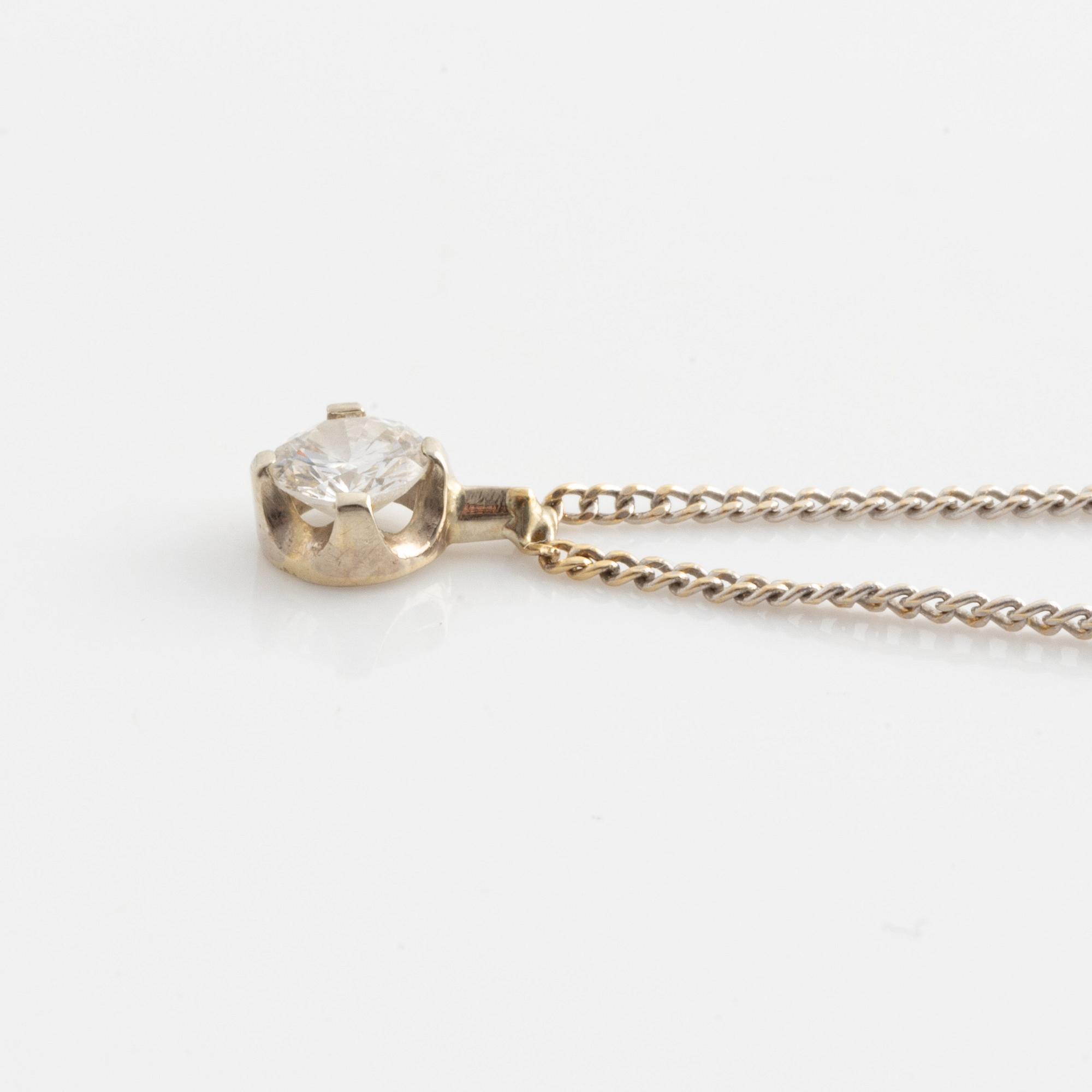 Örhängen samt hängsmycke med briljantslipade diamanter.