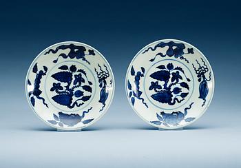 1569. A pair of blue and white dishes, Qing dynasty (1644-1912) with Xuande six character mark.