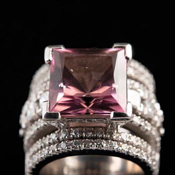 RING, 18K vitguld, turmalin ca 11.50 ct prinsess- och briljantslipade diamanter ca 2.20 ct. Vikt 29 g.