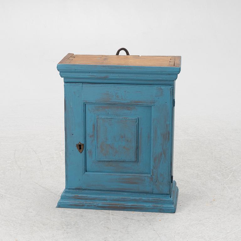 Hängskåp, allmoge, 1800-tal.