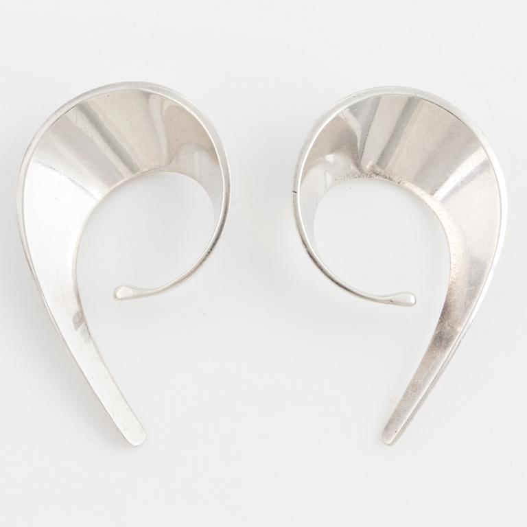 TONE VIGELAND, ett par 'Slynge – Sling' örhängen, sterlingsilver.
