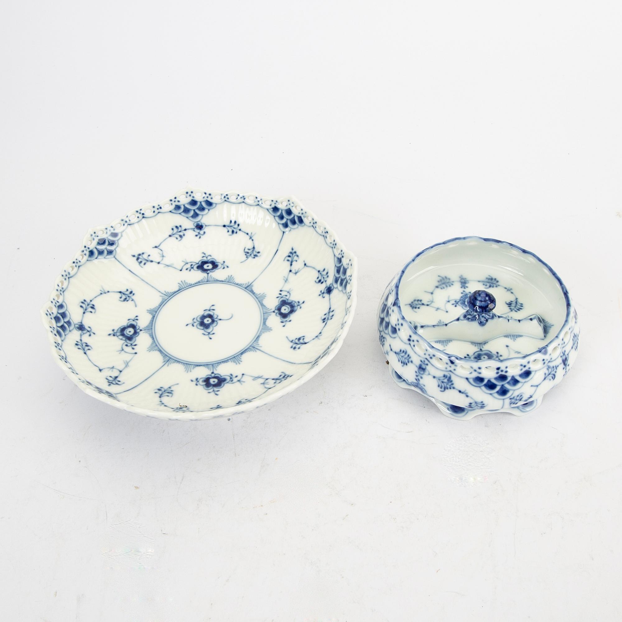 Service 45 dlr "Musselmalet" hel and halv blonde Royal Copenhagen Denmark porcelain.