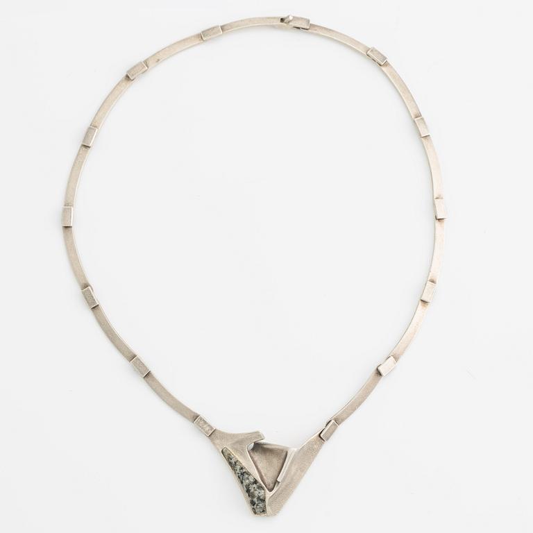 Lapponia collier sterlingsilver med granit "Cormoran", design Björn Weckström, 1990.