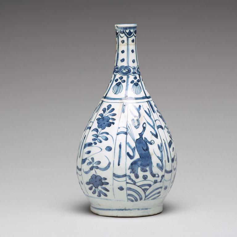 A blue and white kraak bottle vase, Ming dynasty, Wanli (1572-1620).