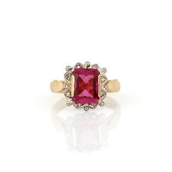 RING, 23K guld med syntetisk rosa safir, tot ca 3,70 ct och små diamanter, Wahlberg, Gävle, 1890. Total vikt ca 7,59 g.