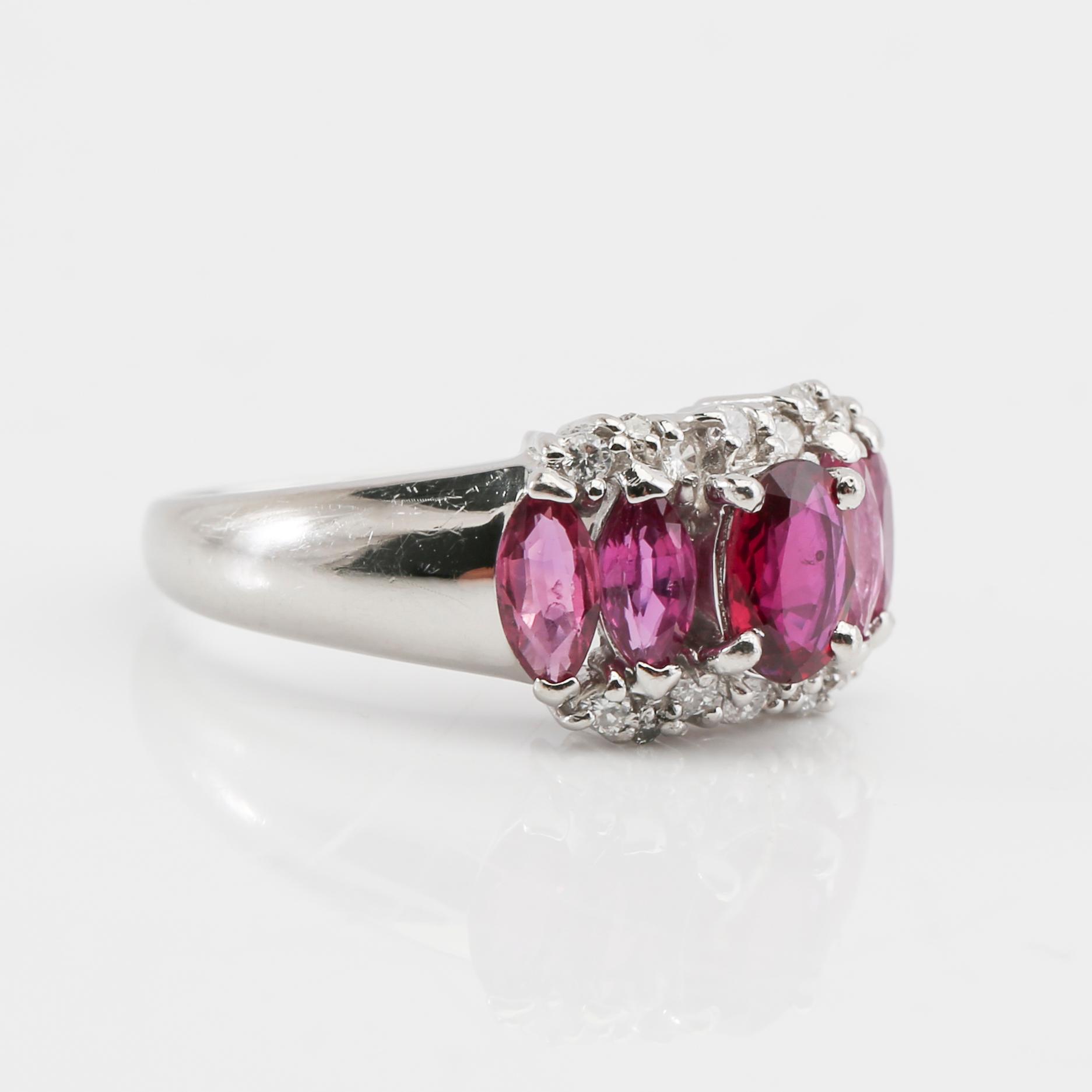 Ring 850 platina med navettslipade rosa safirer och runda briljantslipade diamanter.