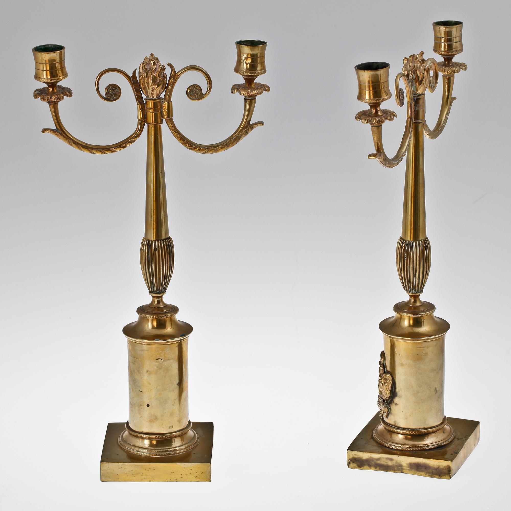 KANDELABRAR, ett par, mässing. Empire, 1800-talets första hälft.