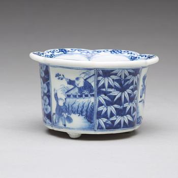 A blue and white pot/censer, Qing dynasty, circa 1700.