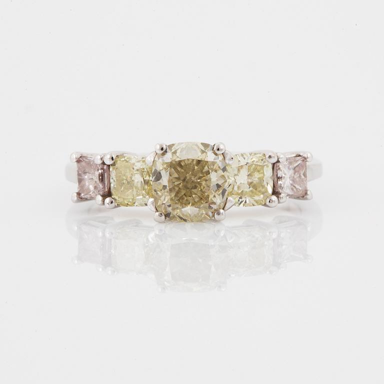 RING, med diamanter, mittsten 1,24 ct med GIA certifikat.