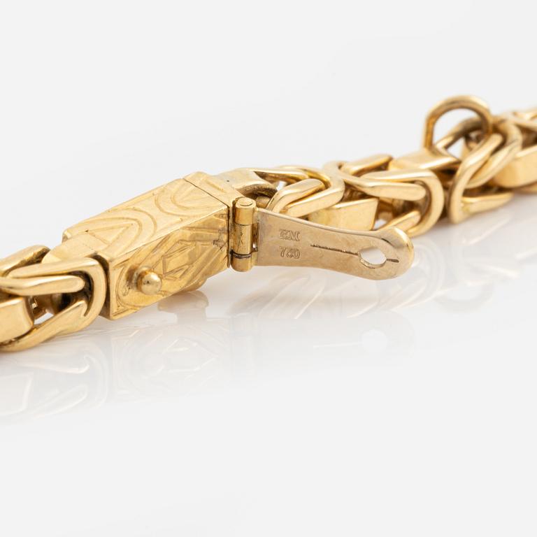 An 18K gold Meister necklace.