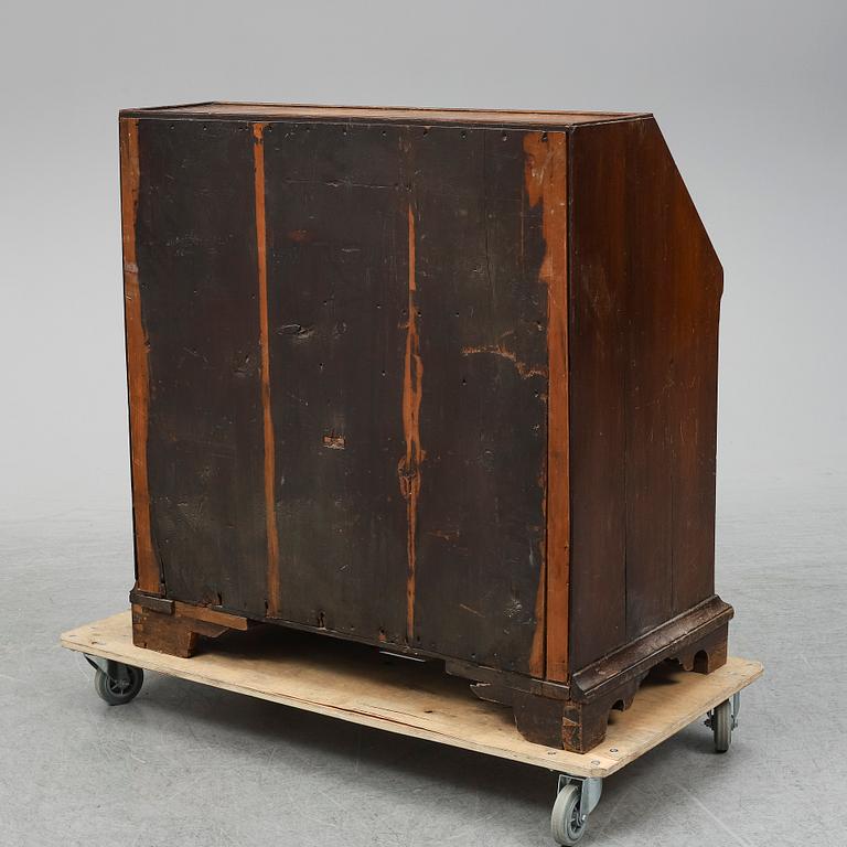 An early 19th century oak secratire.