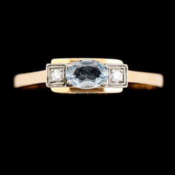 RING, 18 k guld med akvamarin och 2 små diamanter, 1965. Total vikt ca 3 g.