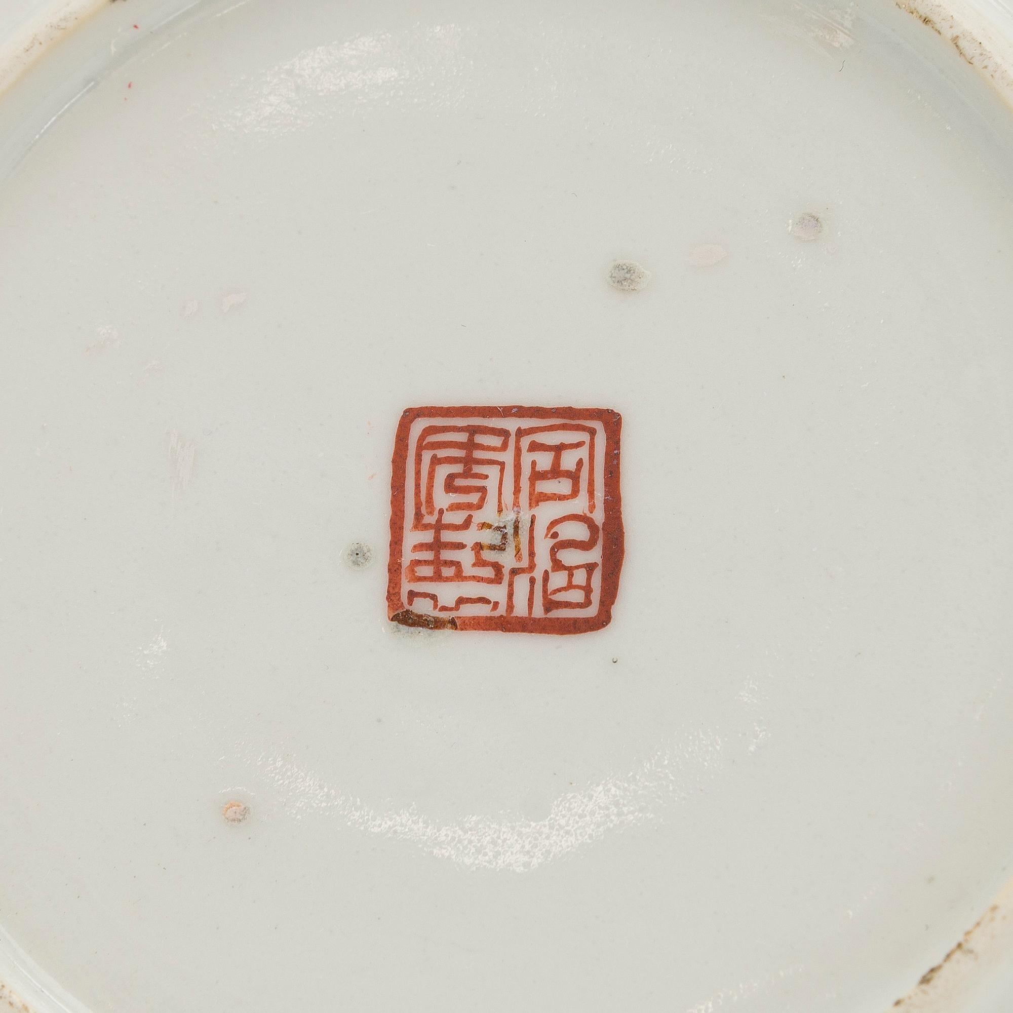 Tallrikar, 2 + 2 st, porslin, Kina, Qingdynastin, 1900-tal.