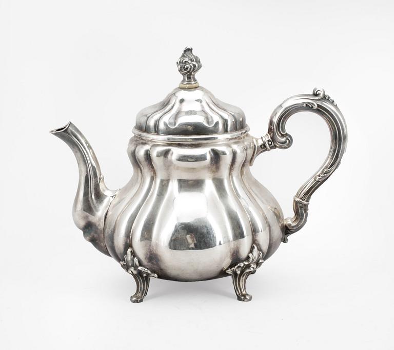 TE-KAFFEKANNA, silver, Tyskland, med svenska importstämplar. 1800-talets andra hälft. Vikt ca 800 gram.