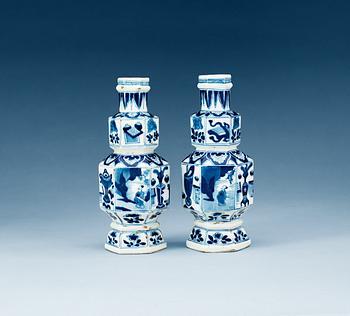 1550. A pair of blue and white vases, Qing dynasty, Kangxi (1662-1722).