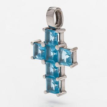 Hänge i form av kors, 14K vitguld med topaser.