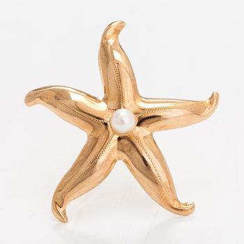 A 14K gold brooch with a cultured pearl. Korutellisuus Tillander, Helsinki.