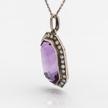 A silver neckalce with an amethyst and cultured pearls.