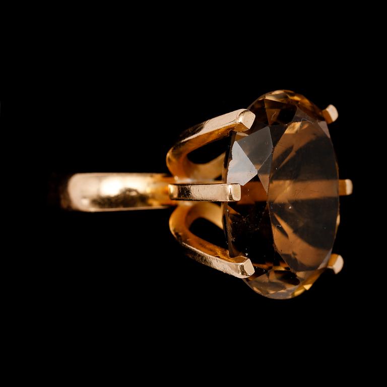 RING, 18 k guld, med röktopas, LÅA 1964.