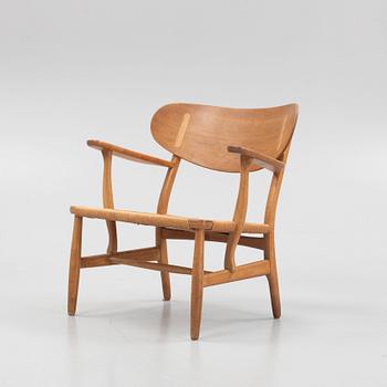 Hans J. Wegner, fåtölj, modell CH 22, Carl Hansen & Son, Odense, Danmark, 1900-talets mitt.