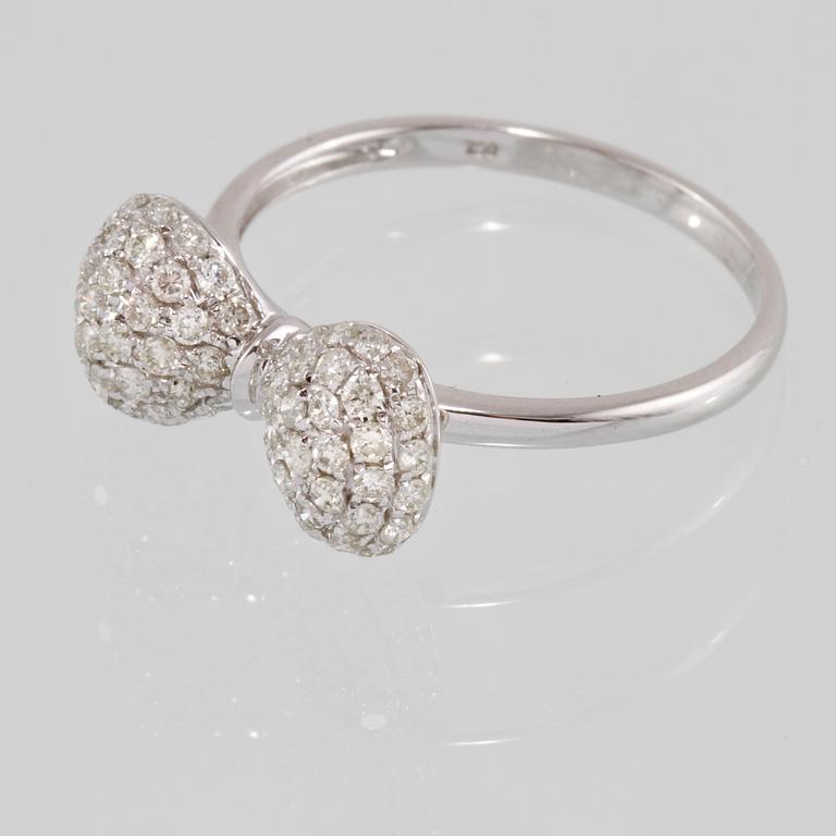 RING, 18K vitguld med briljantslipade diamanter 0.64 ct. Vikt 2,2 gram.